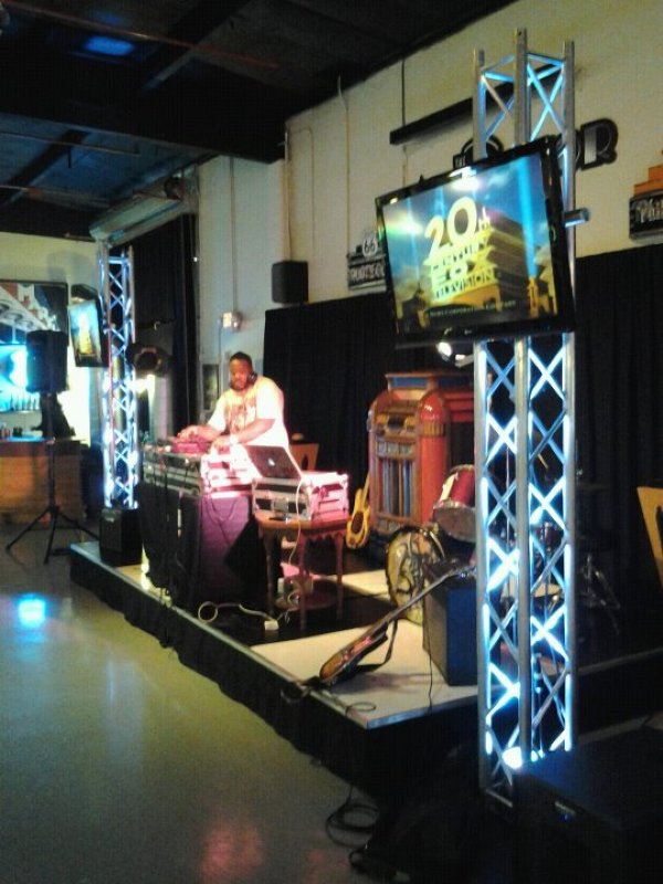 LG_42-inch_Screens_Truss.jpg